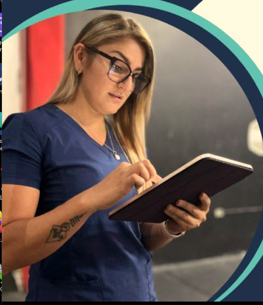 Licda. Paula Chávez, profesional de Terapia Física y Rehabilitación